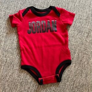 🏀 baby 👶🏼 Jordan red Onesie - Velcro - 3-6M